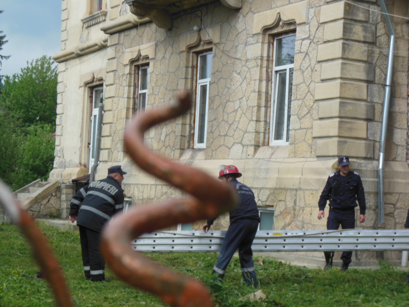 Se desprind bucăți de tencuială și ornamentele de pe Vila Grant! ATENȚIE