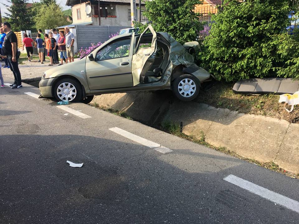 Mașină în șanț! Două persoane încarcerate…