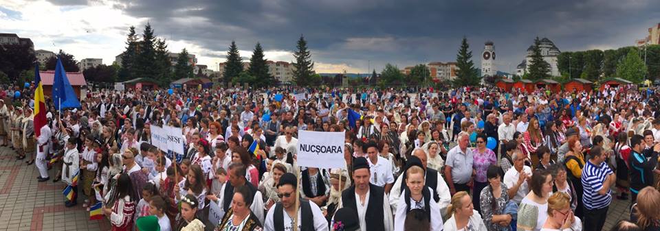 Costume populare vechi de peste 100 de ani, purtate în paradă la Mioveni!
