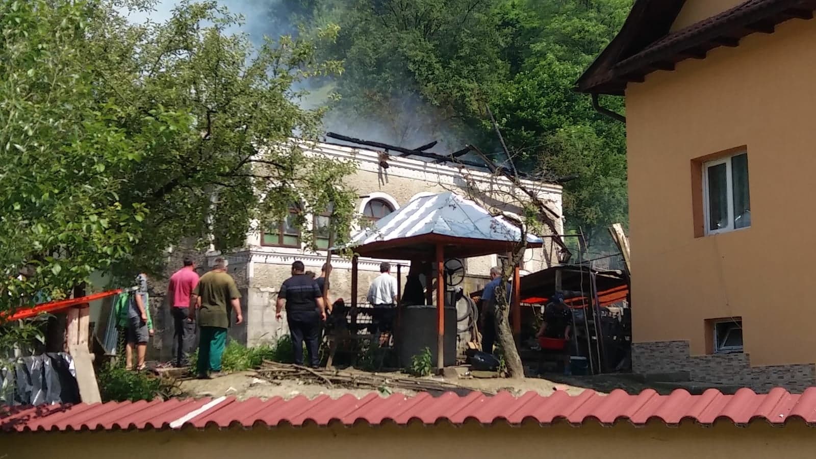 O casă bătrânească nelocuită a luat foc!