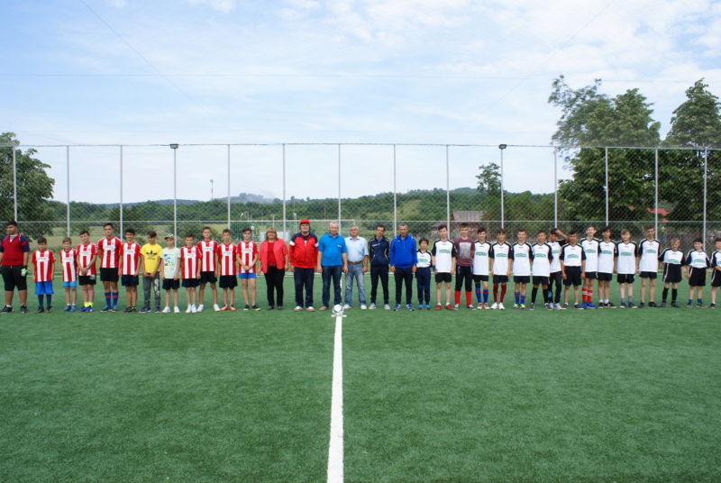 VIDEO: De ziua lor, copiii din Schitu Goleşti au primit… un teren de minifotbal!