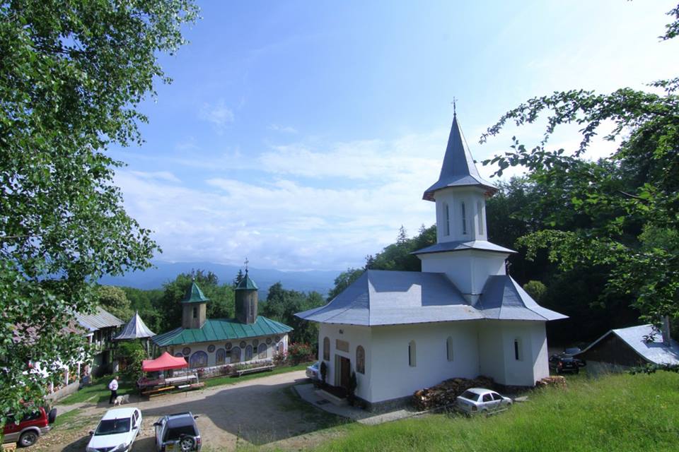 Sfânta Liturghie Arhierească oficiată la mănăstirea Ciocanu de…