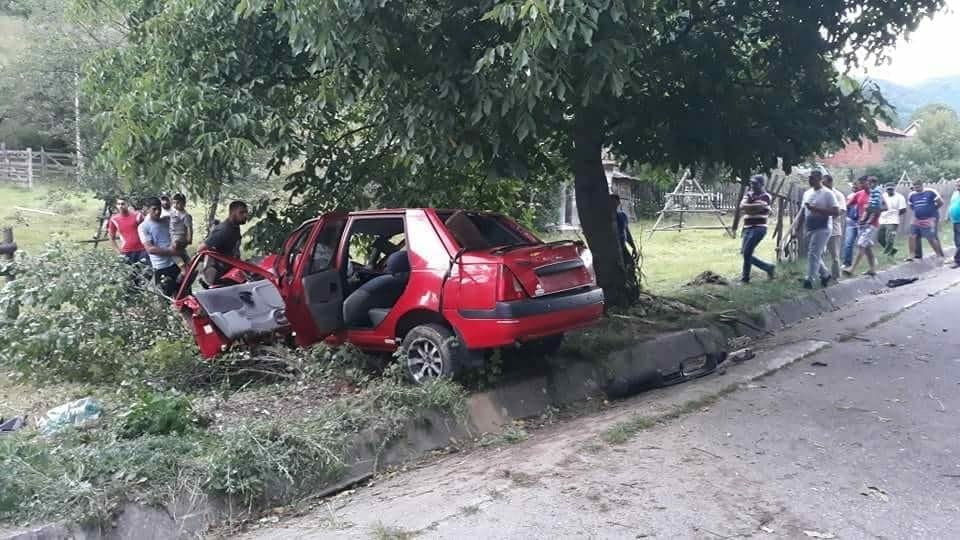 În stare gravă la spital, după ce a făcut mașina praf de un nuc!