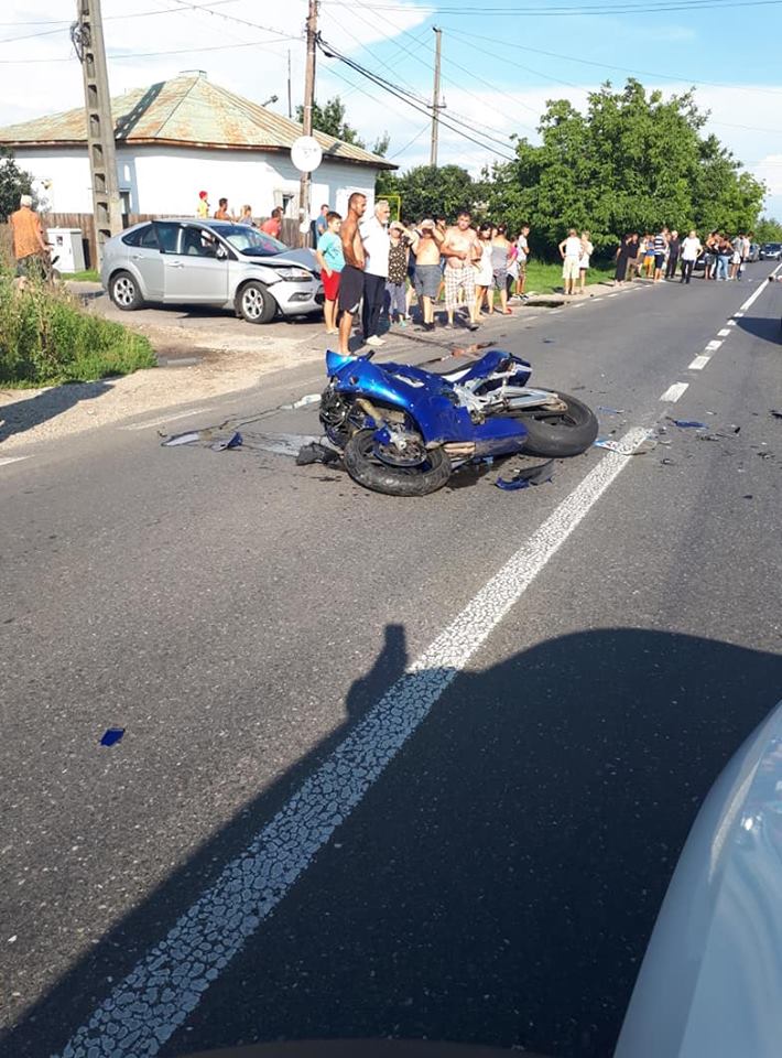 O mașină, o motocicletă și o remorcă au fost implicate într-un accident rutier! VIDEO