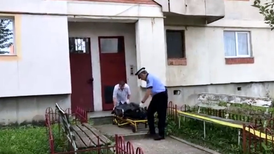 Bărbat găsit fără suflare în fața blocului! Moarte suspectă…