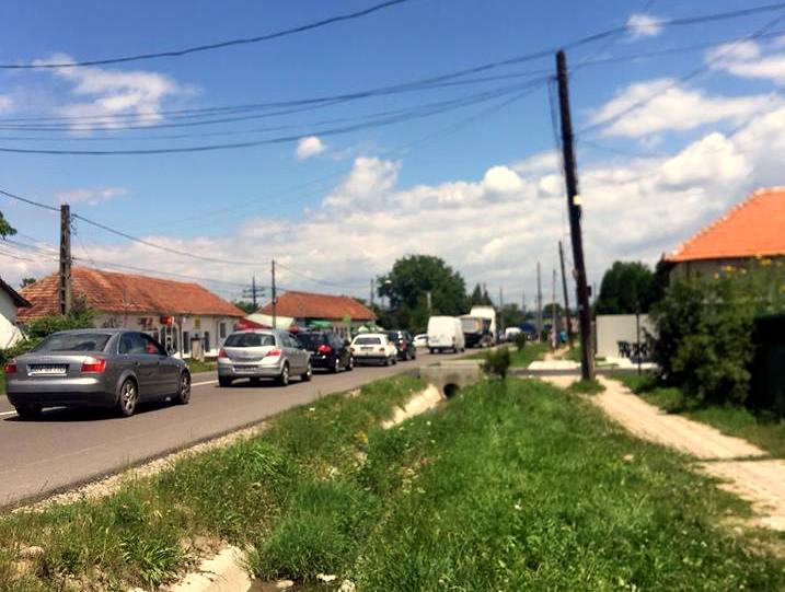 PERICOL DE MOARTE pe DN 73! Un cablu de înaltă tensiune s-a rupt