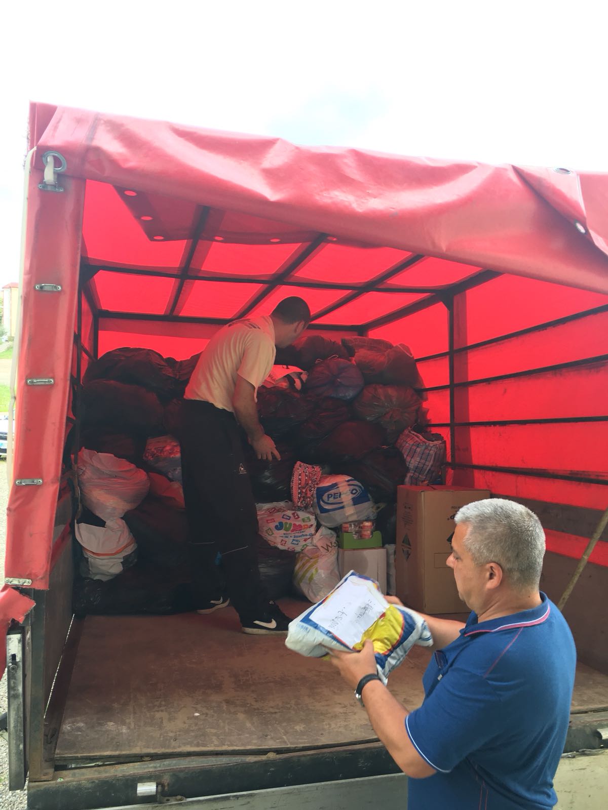 Ajutoarele pentru sinistrați colectate în Argeș au ajuns la Brașov