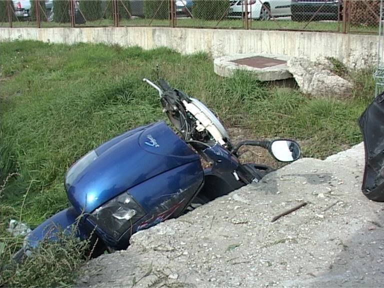 Accident mortal! Un scuterist a intrat într-un cap de pod…