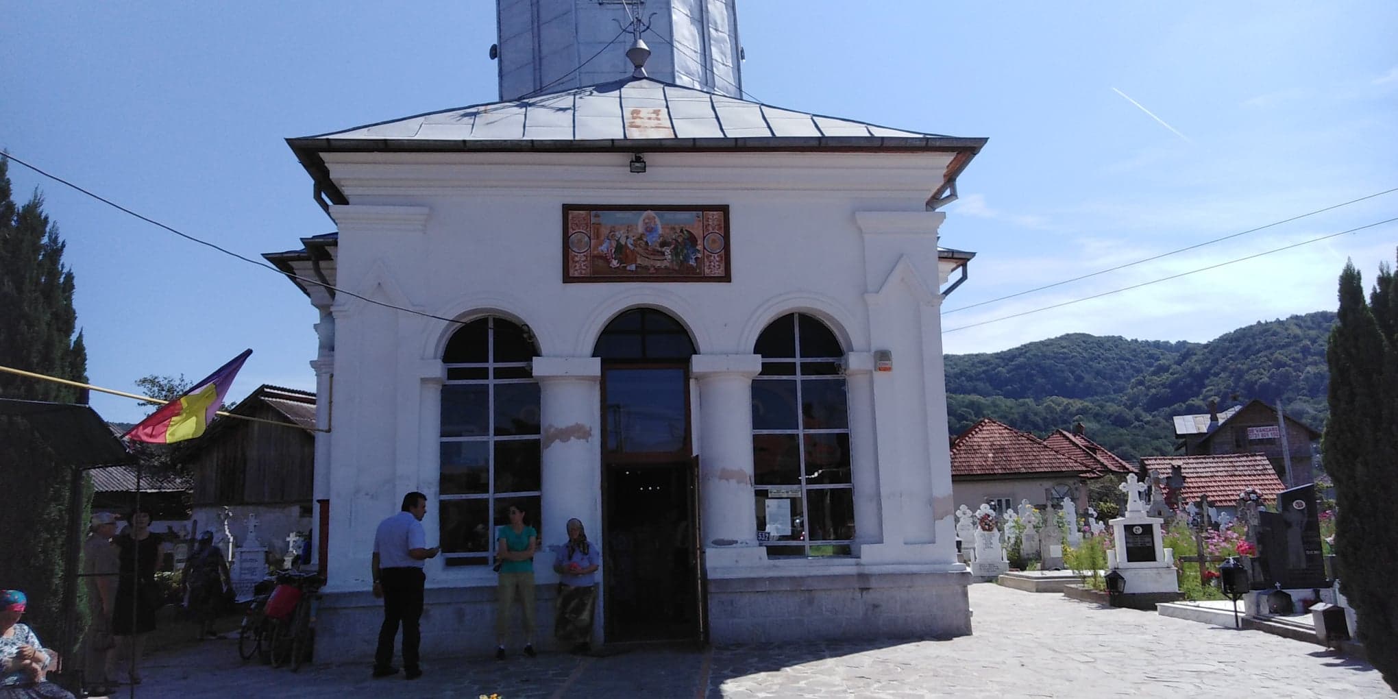 Cei care muncesc peste hotare au participat în număr mare la hramul bisericii din Lăzărești