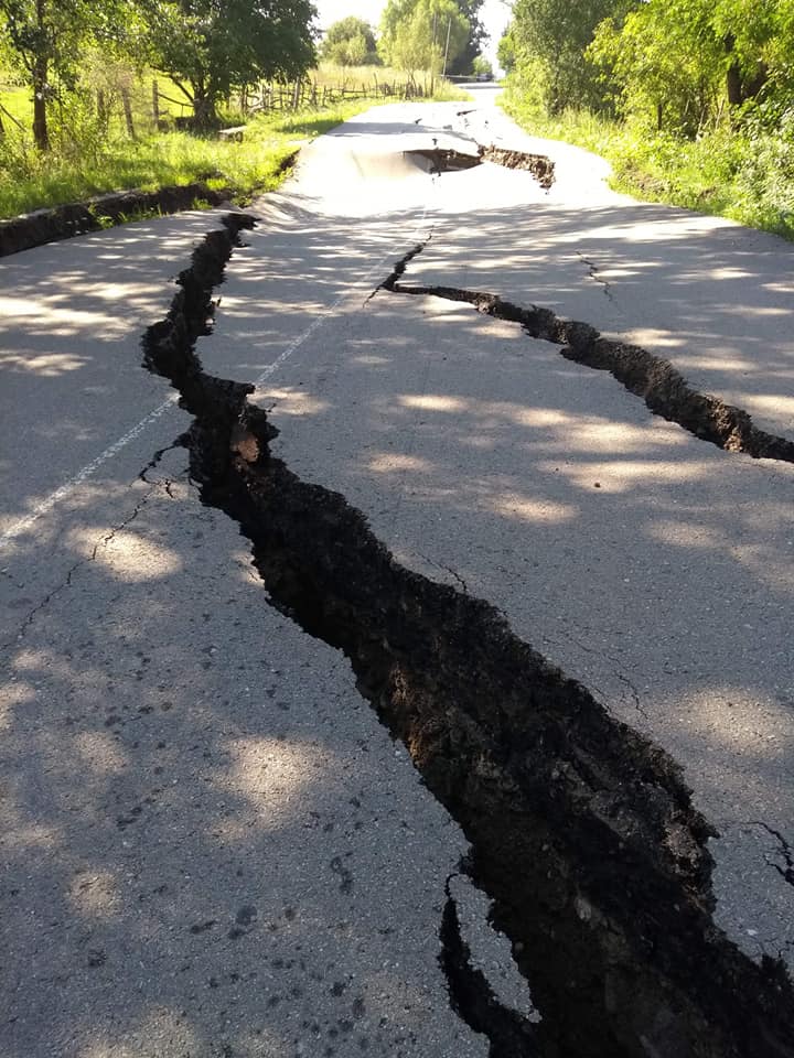 Se încinge brâul la Boteni, chiar dacă drumul național care tranzitează comuna te lasă fără cuvinte!