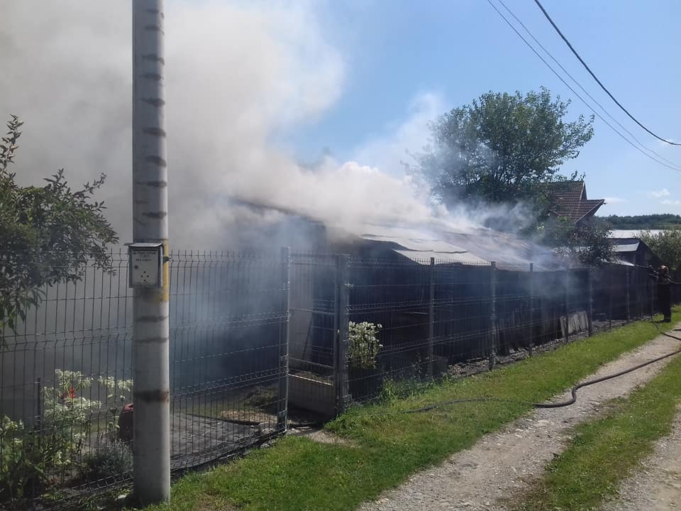 Mai multe case din Câmpulung, la un pas să ardă ca o torță!