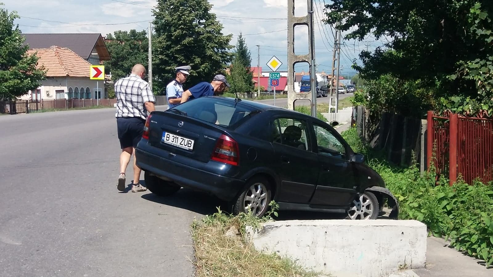 La un pas de tragedie! S-a oprit cu mașina într-un cap de pod