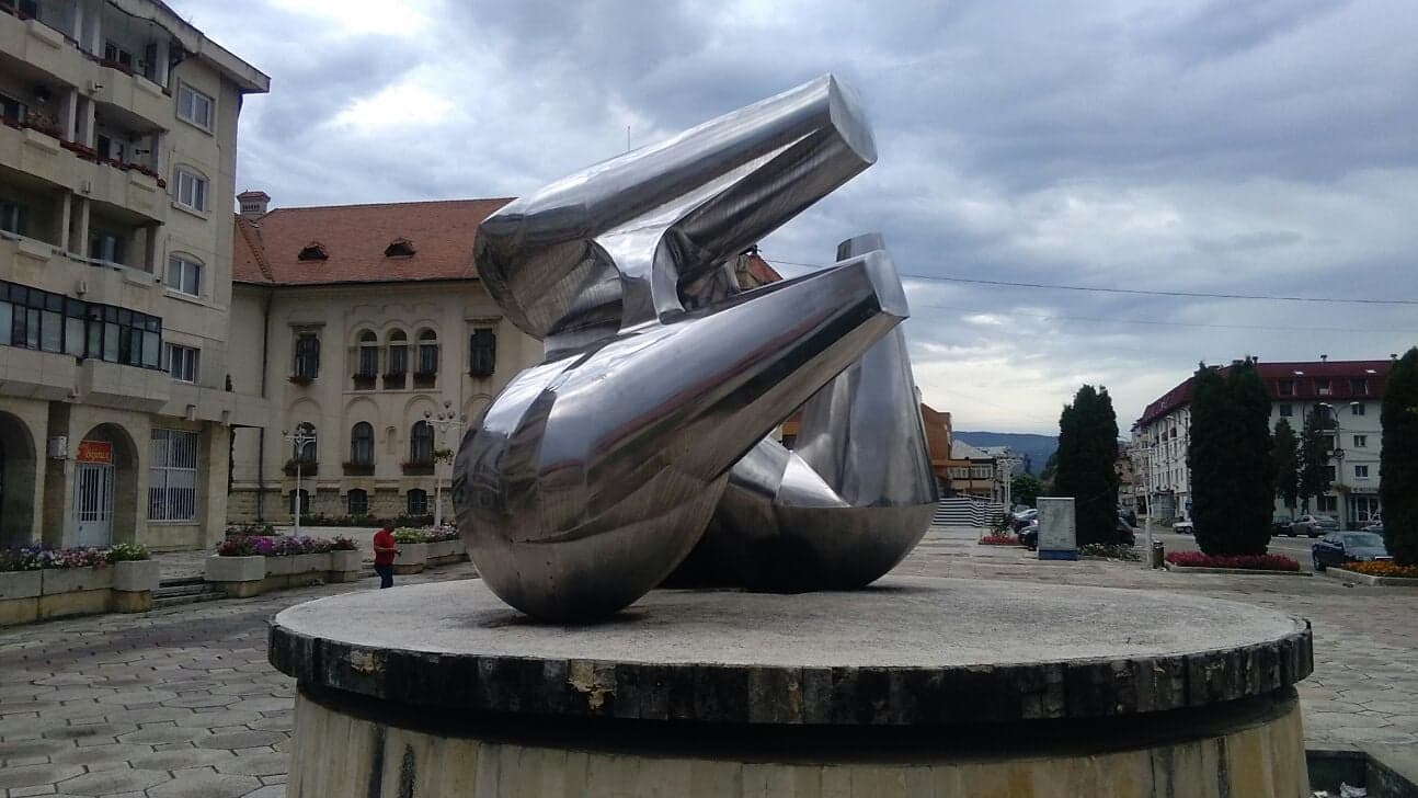 Această statuie trebuie mutată! Aveți propuneri pentru o nouă locație?