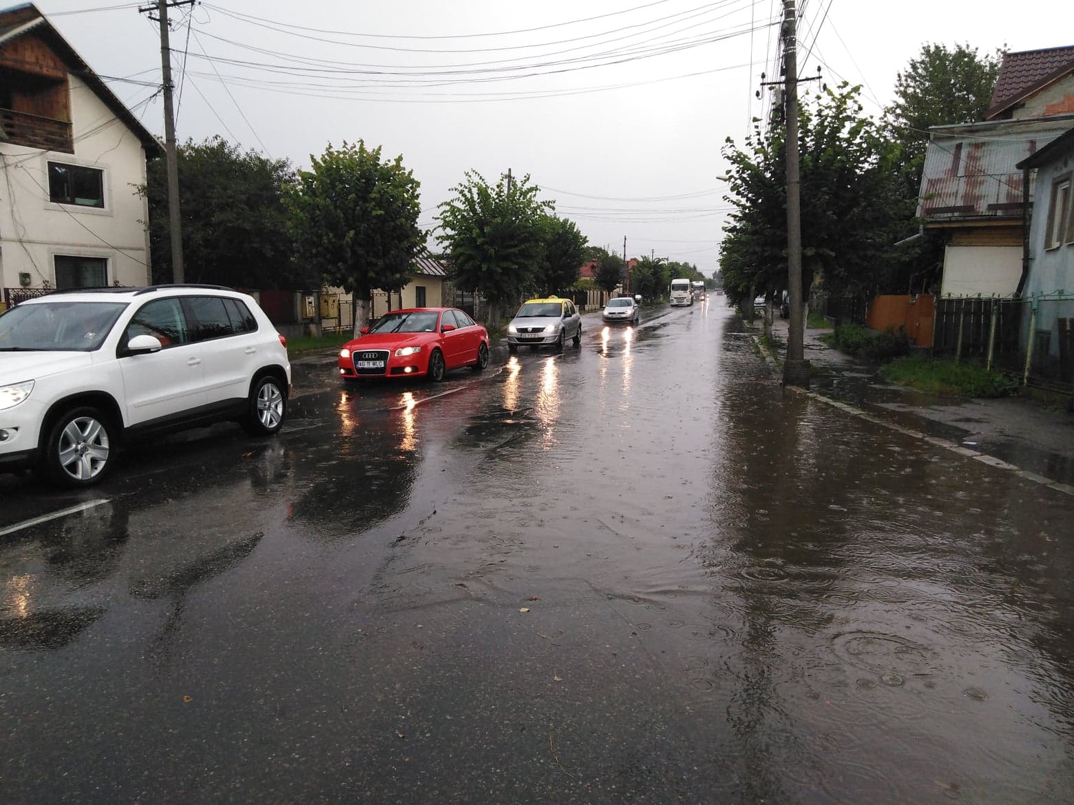 VIDEO: Câmpulungenii au circulat în coloană pe străzi inundate!