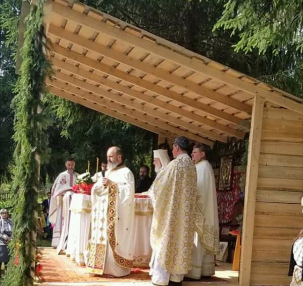 Mare sărbătoare la Dragoslavele! P. F Daniel printre credincioși și elevi