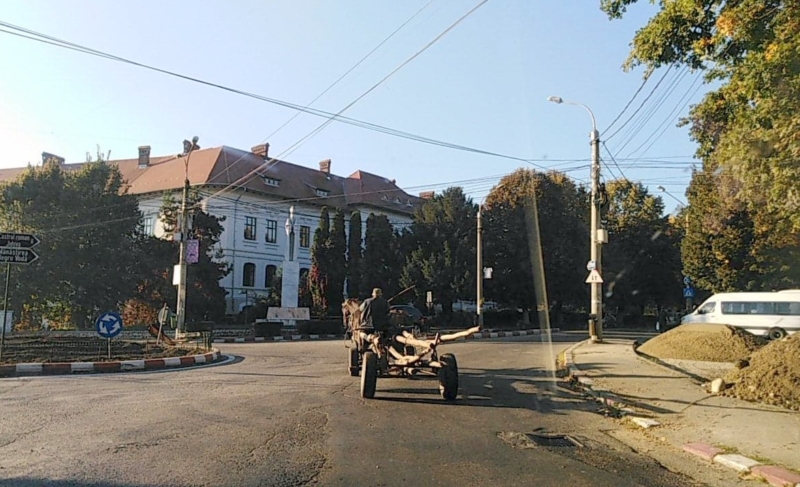 VIDEO: O imagine rurală, cu căruța prin oraș!