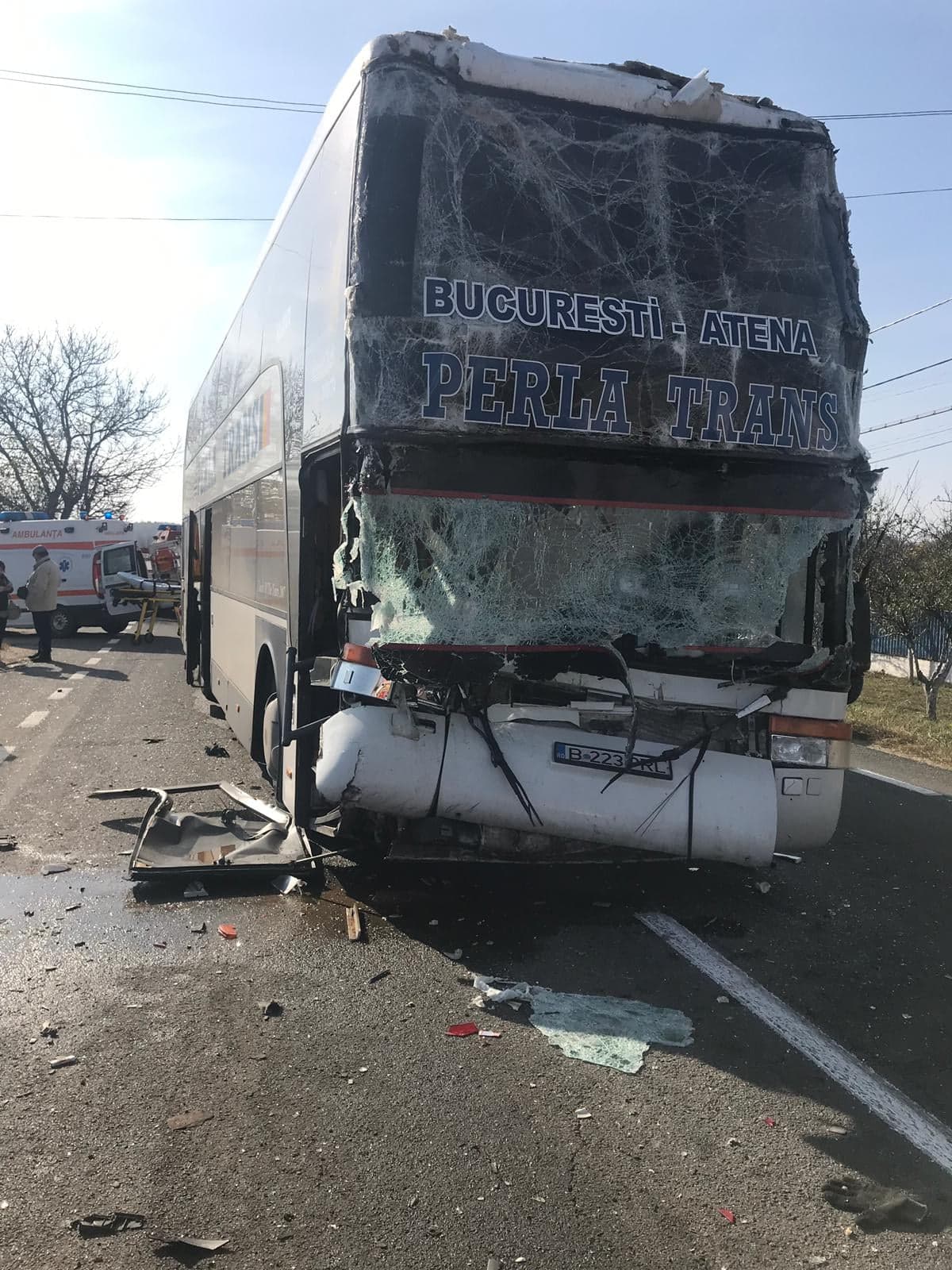 Coliziune între un autocar, 2 camioane şi un autoturism