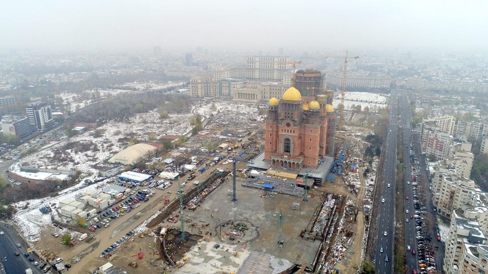 Credincioșii argeșeni merg la slujba de sfințire a Catedralei Mântuirii Neamului