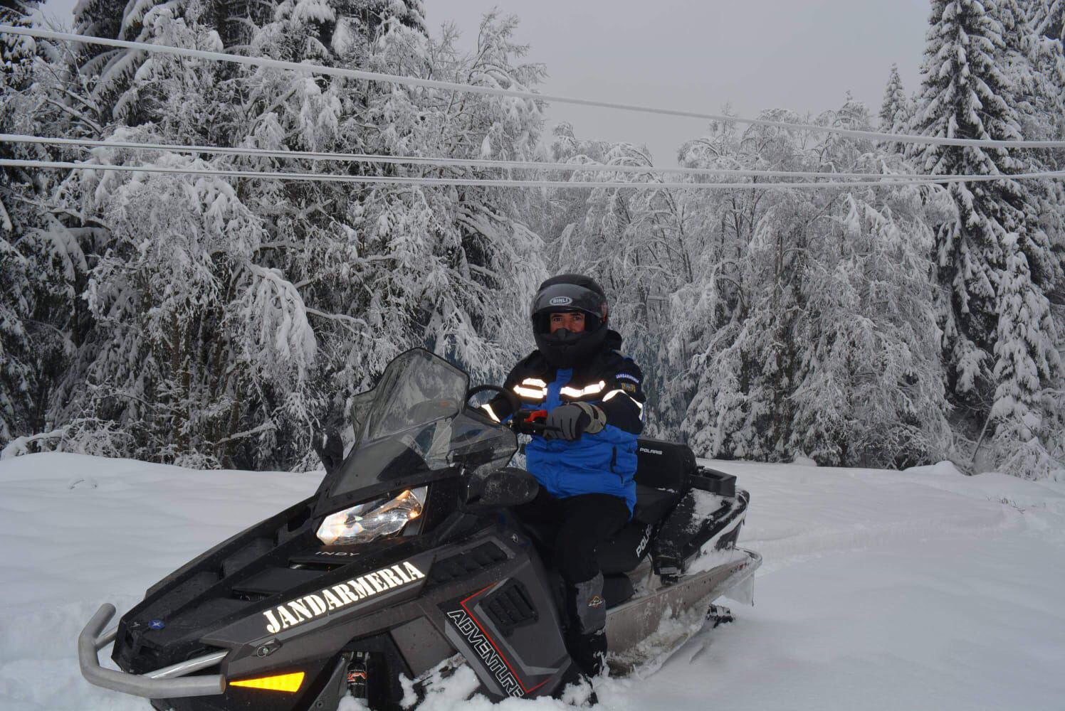 Jandarmii argeșeni la intervenție cu snowmobilele