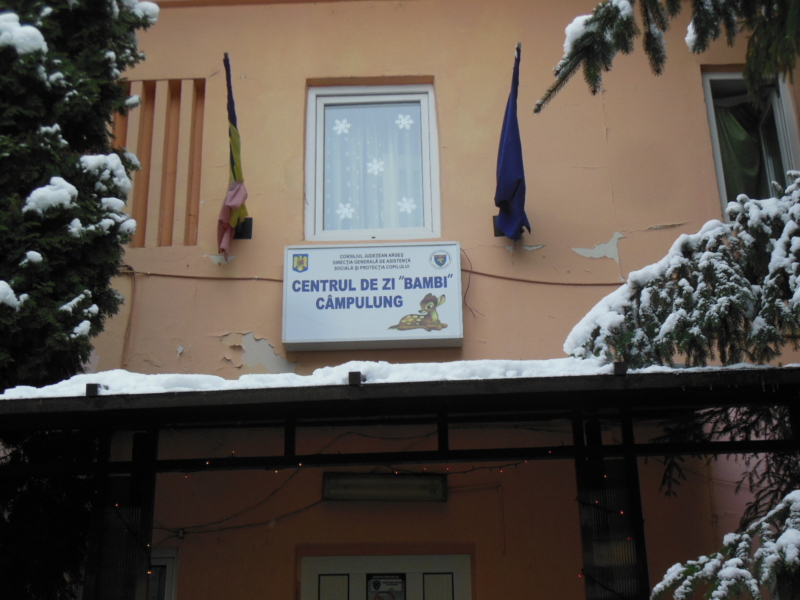 VIDEO: Moș Crăciun i-a vizitat pe micuții de la Centrul de Zi ,,Bambi”