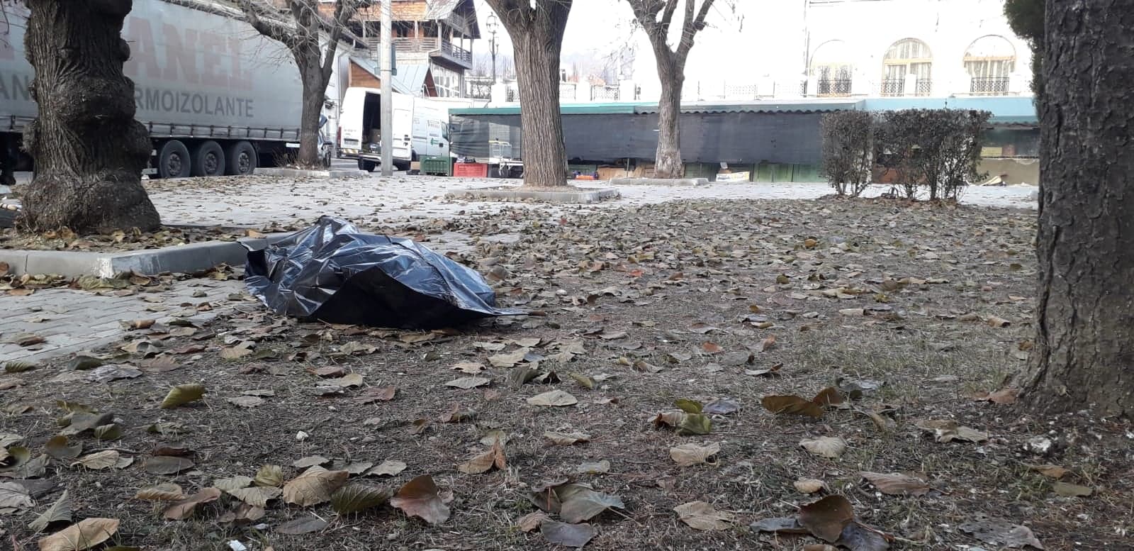 A fost găsit mort în zona pieței centrale din Câmpulung!