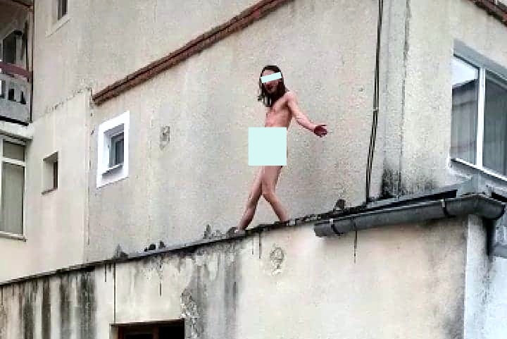 S-a plimbat gol puşcă prin bloc, apoi s-a aruncat de la etaj!