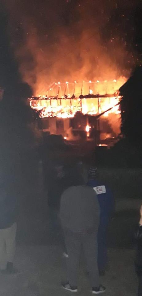 Casă şi anexă mistuite de foc în zi de sărbătoare!