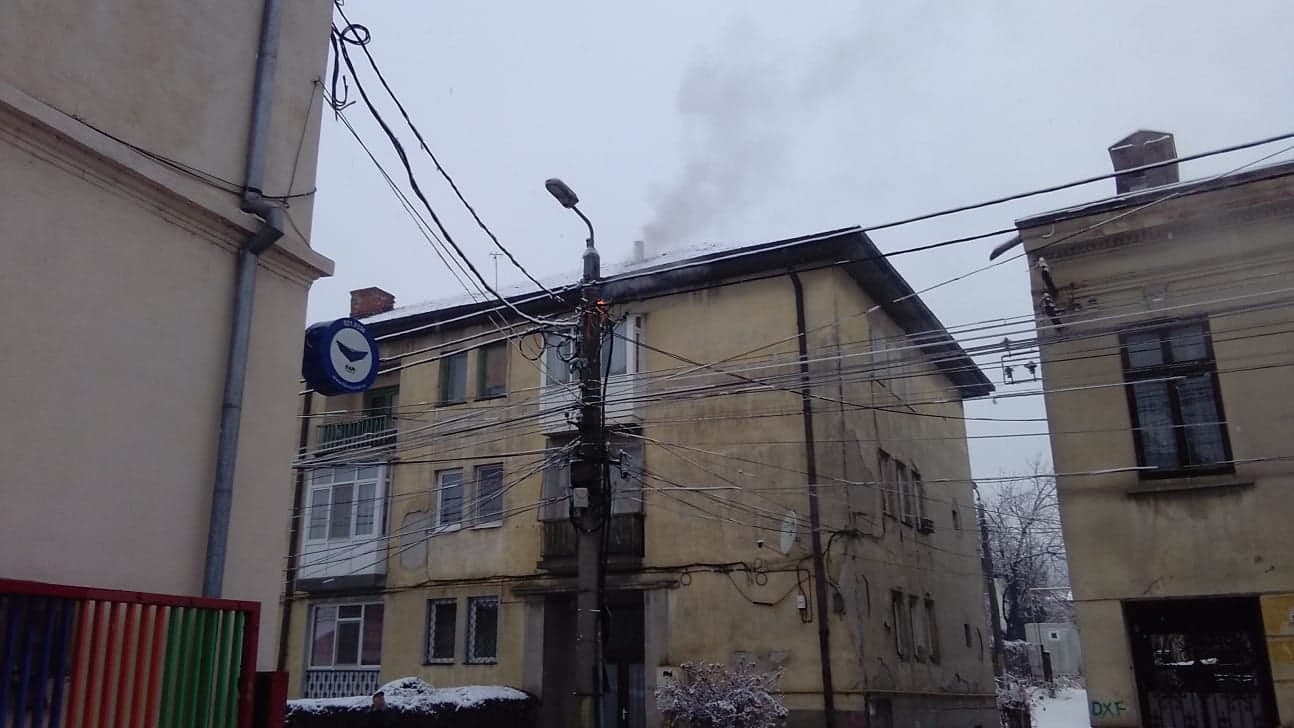 Un stâlp de electricitate din Câmpulung a luat foc!