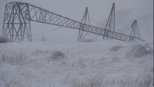Zăpada a rupt stâlpii de electricitate de înaltă tensiune!