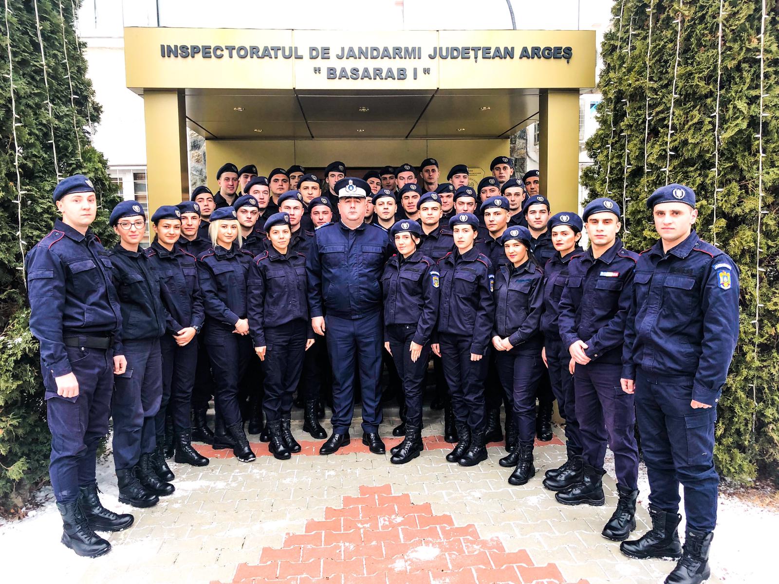 Elevi în practică la Jandarmeria Argeş