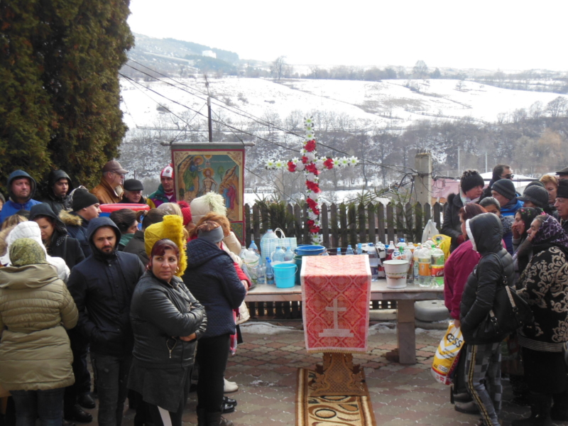 VIDEO: Muscelenii au îndurat gerul Bobotezei pentru aghiasmă!