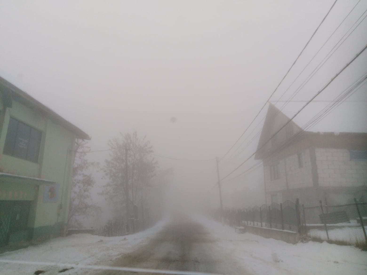 Mai multe familii izolate din cauza drumurilor înzăpezite!