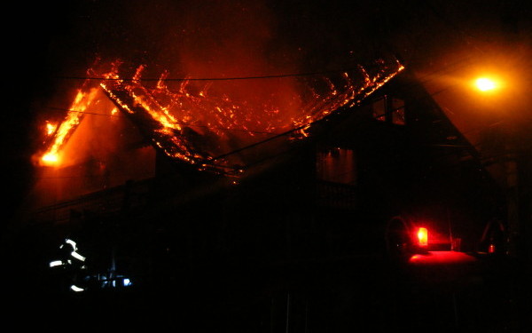 De la un coş de fum, a luat foc casa unei familii din Schitu Goleşti!