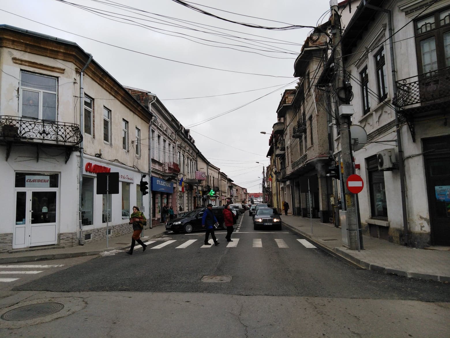 ATENȚIE! Se traversează haotic, chiar cu semafoarele pietonale!
