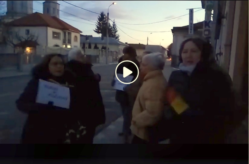 Niște câmpulungeni au protestat în fața sediului PSD din Câmpulung!