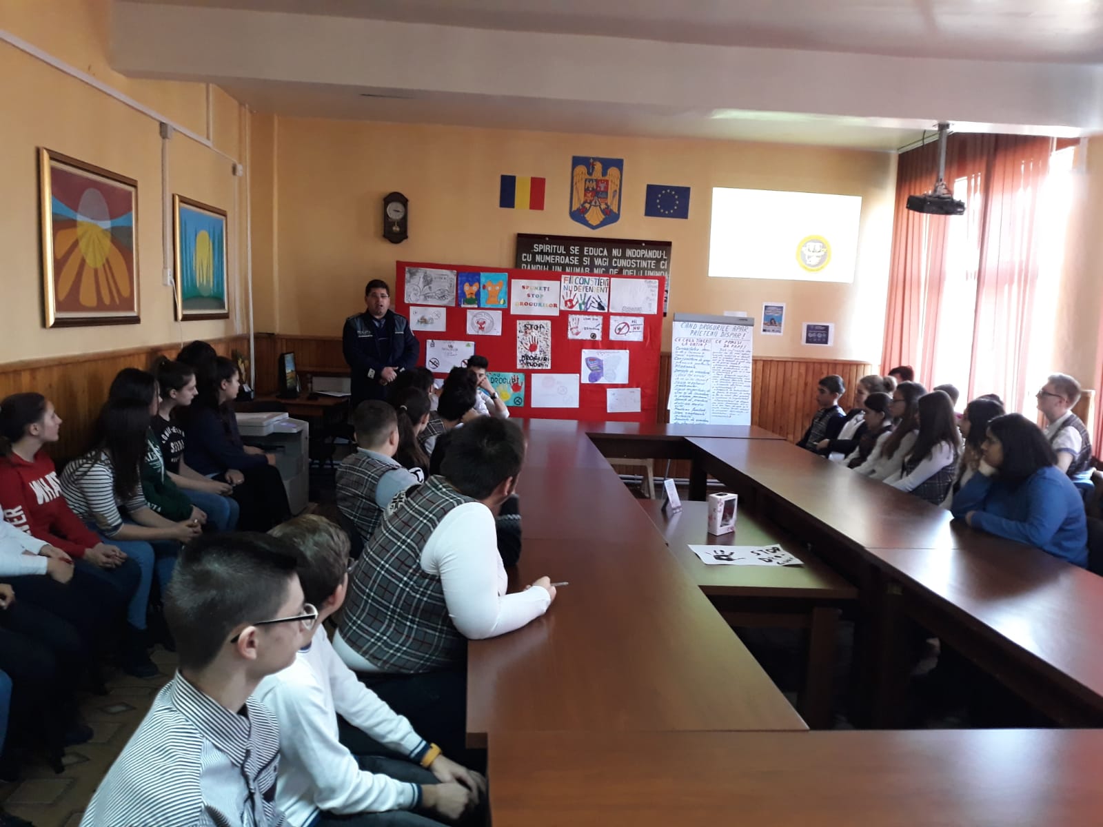 Campanie în Argeş: „O şcoală sigură, fără droguri, trafic de persoane şi criminalitate!”