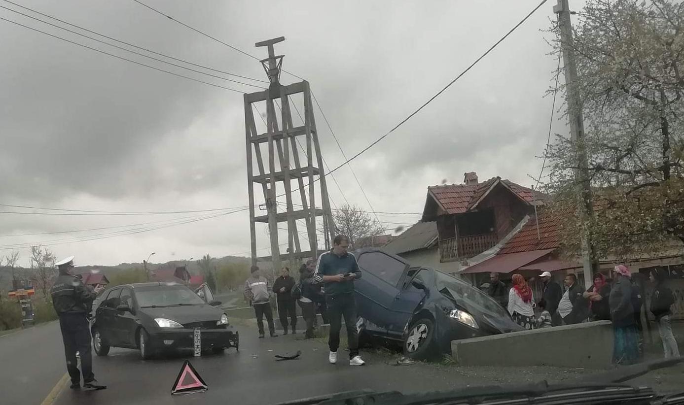 Două maşini avariate şi două victime la Schitu Goleşti!