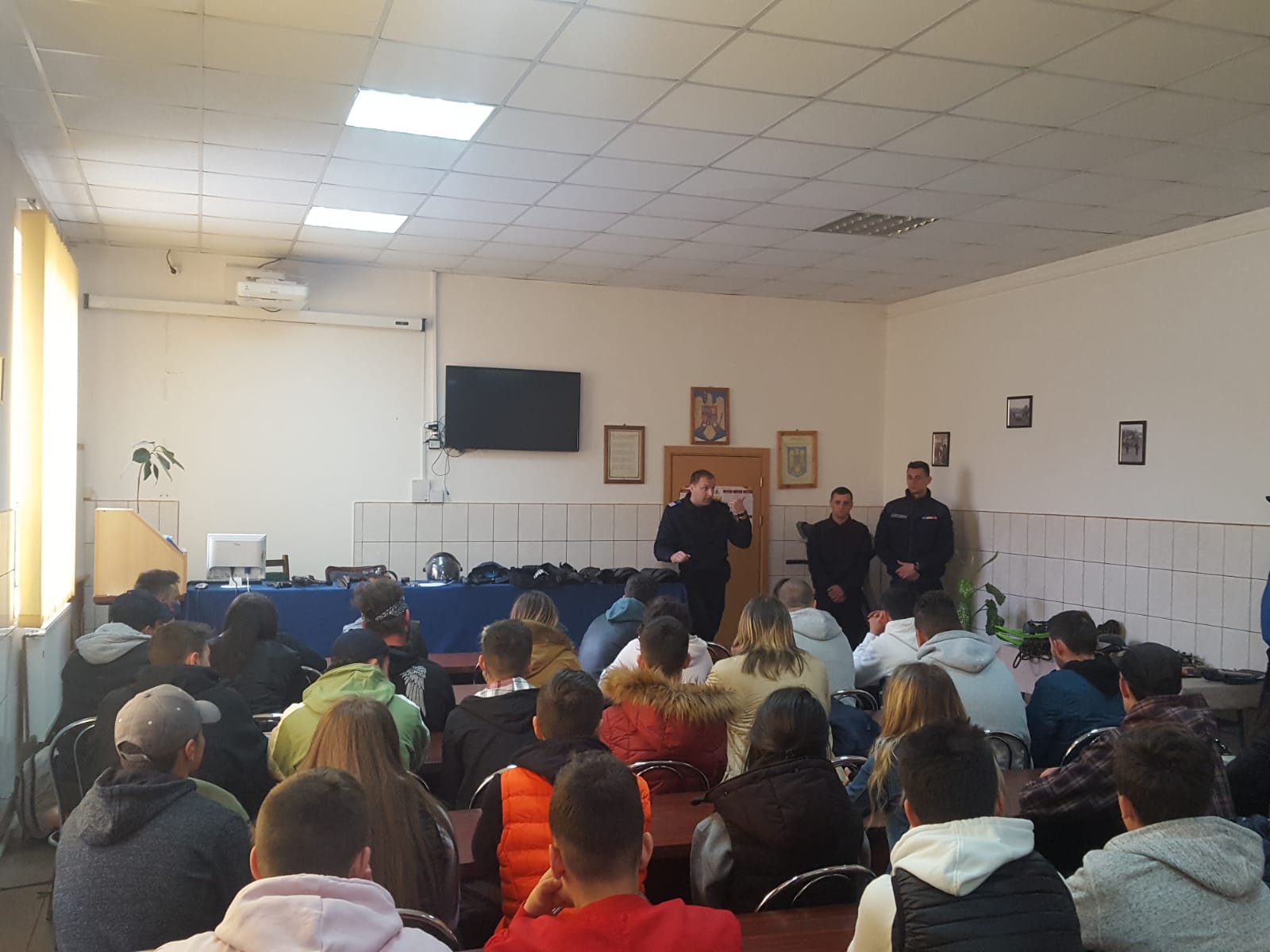 Jandarmii câmpulungeni au prezentat tehnica din dotare, elevilor din oraş!