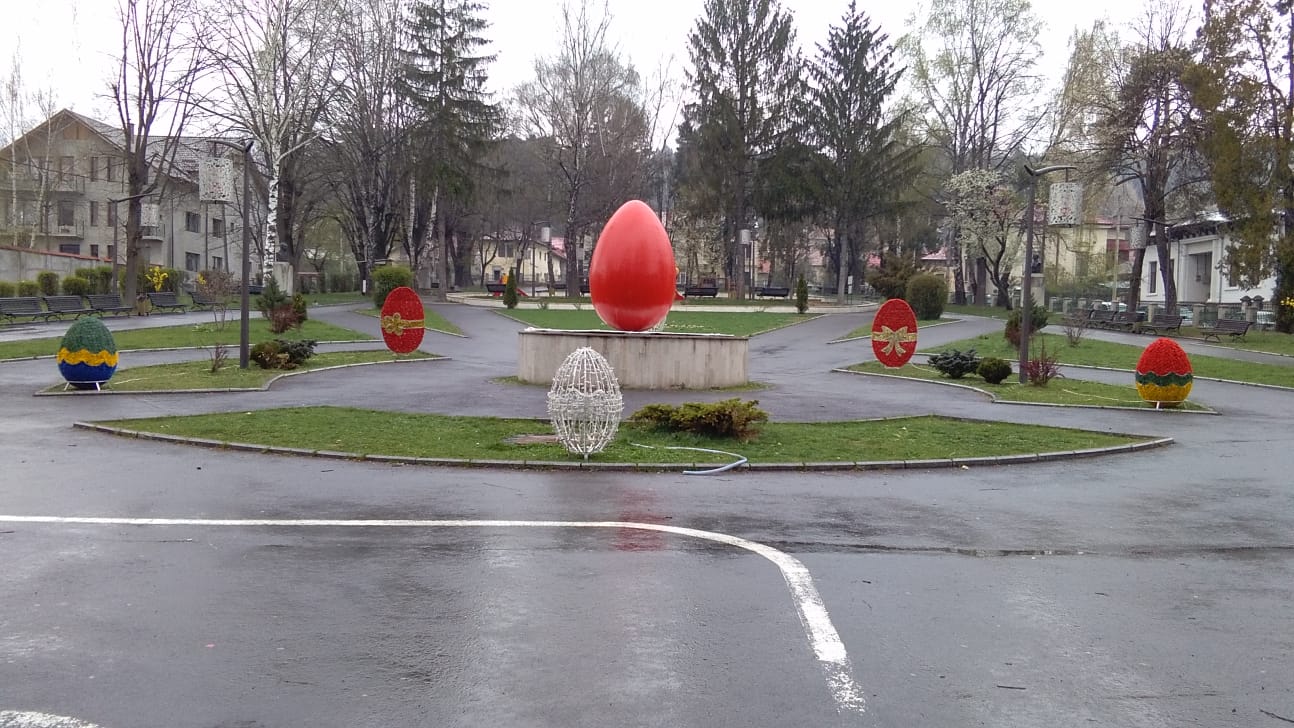 Grădina Publică ,,Mersi s-a umplut de ouă uriașe!