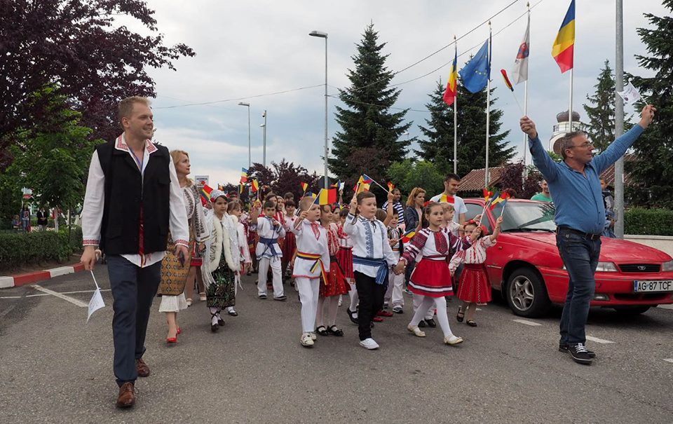 DUMINICĂ, LA MIOVENI: PARADĂ ȘI SPECTACOL DE ZIUA NAŢIONALĂ A PORTULUI TRADIŢIONAL