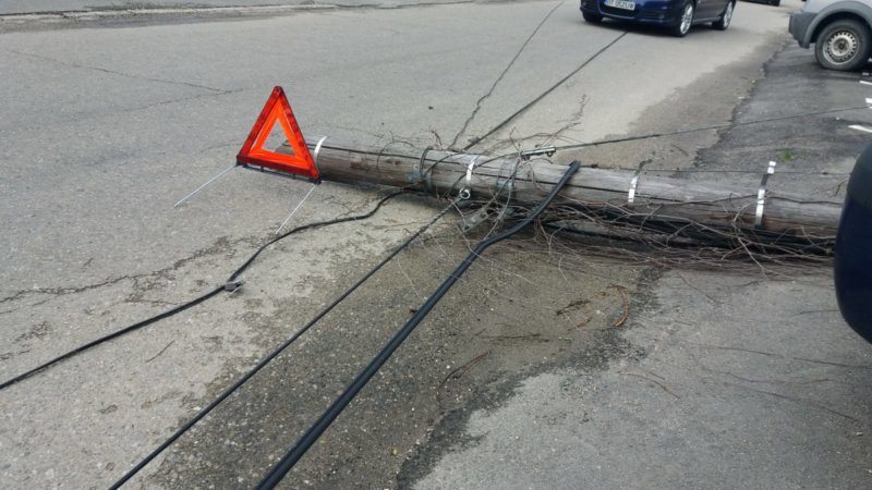 A trecut cu agabariticul, a rupt un stâlp şi a avariat o maşină…
