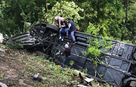Autocar răsturnat în prăpastie!