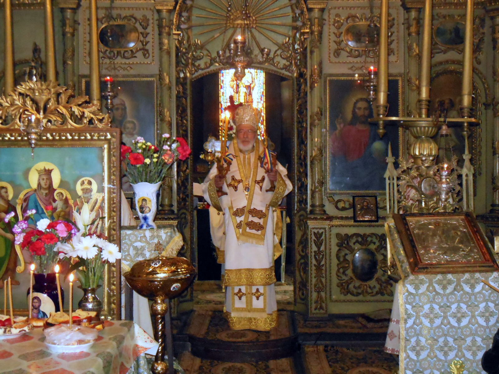 Sfânta Liturghie oficiată de ÎPS Calinic la biserica Sfântul Nicolae Popa Savu