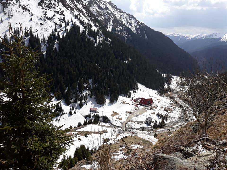 Turiști găsiți înghețați pentru că a nins la munte!