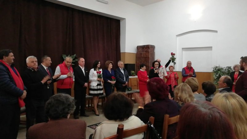 La Mihăești, candidații la alegerile europarlamentare au fost primiți cu pâine și sare