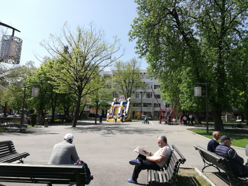 Un 1 Mai, permanent muncitoresc pe băncile din Grădina Publică