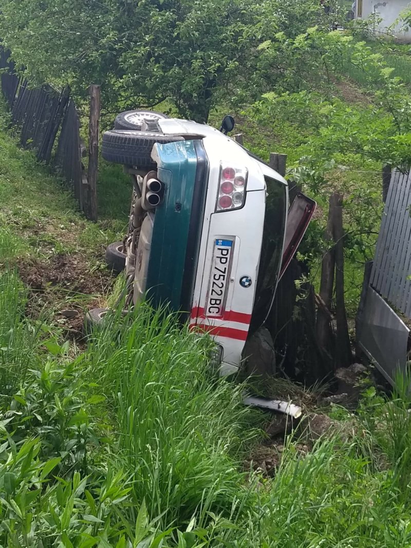 Fără permis, a pus maşina paralel cu un gard…