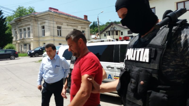 VIDEO: A atacat cu toporul un poliţist! Acum e în arest preventiv!