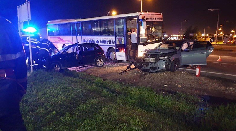 Carambol cu autobuz și două autoturisme!