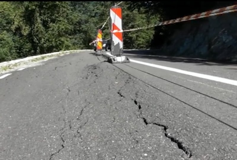 De la ploi a cedat și drumul judeţean Stoeneşti-Dragoslavele, (DJ 725)